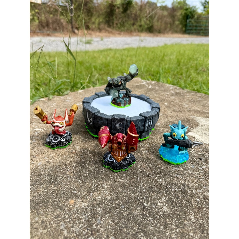 Skylanders Nintendo Wii Wireless Portal of Power with 4 Figures‎ Bundle-No USB